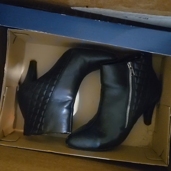 Rialto Women's Elegant Black Quilted Ankle Boots - Picture 3 of 4